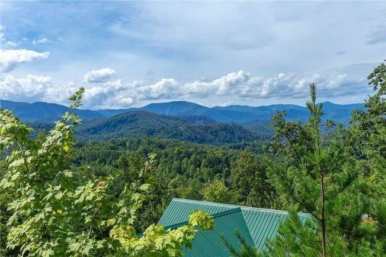 Chimney Top Overlook - Four Bedroom Cabin