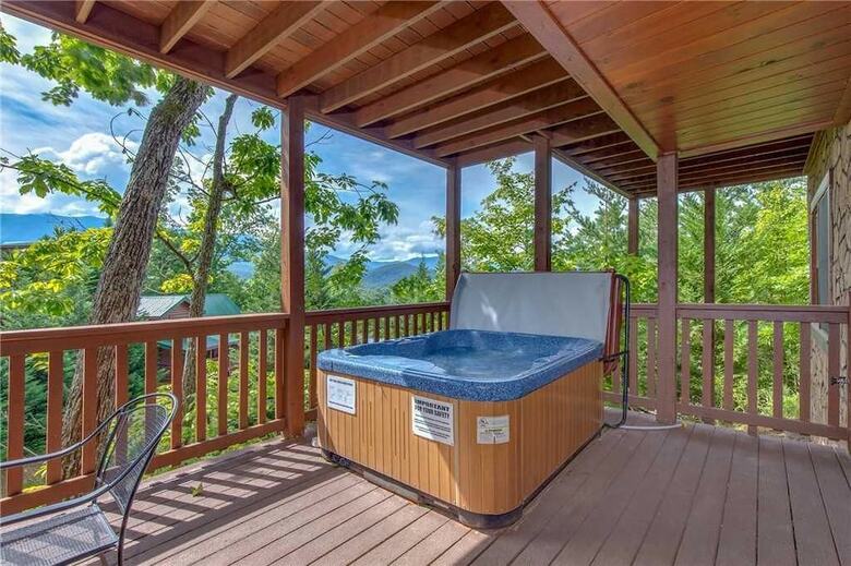Chimney Top Overlook - Four Bedroom Cabin
