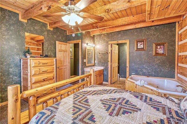Chubby And Cubbys Den - Three Bedroom Cabin