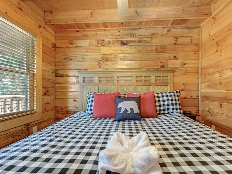 Bear Creek Lodge Covered Bridge - Five Bedroom Cabin