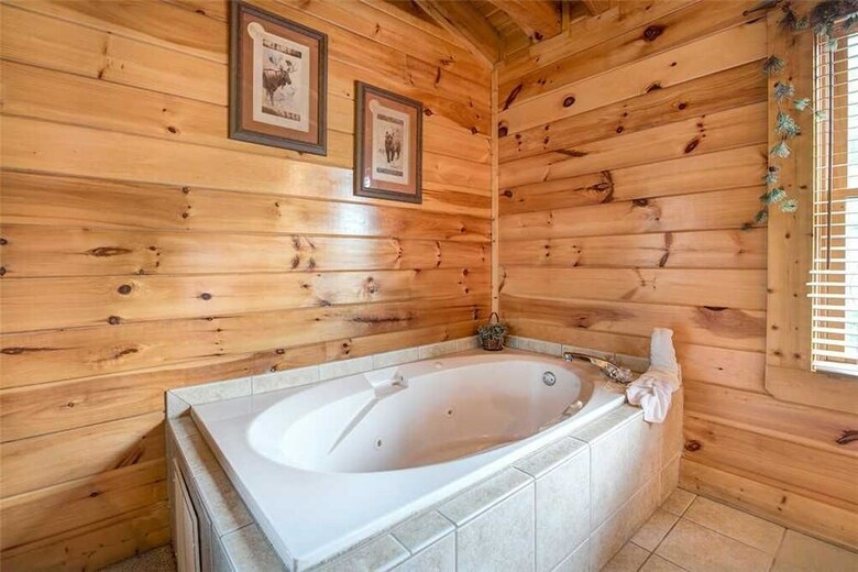 Bear Creek Lodge Covered Bridge - Five Bedroom Cabin