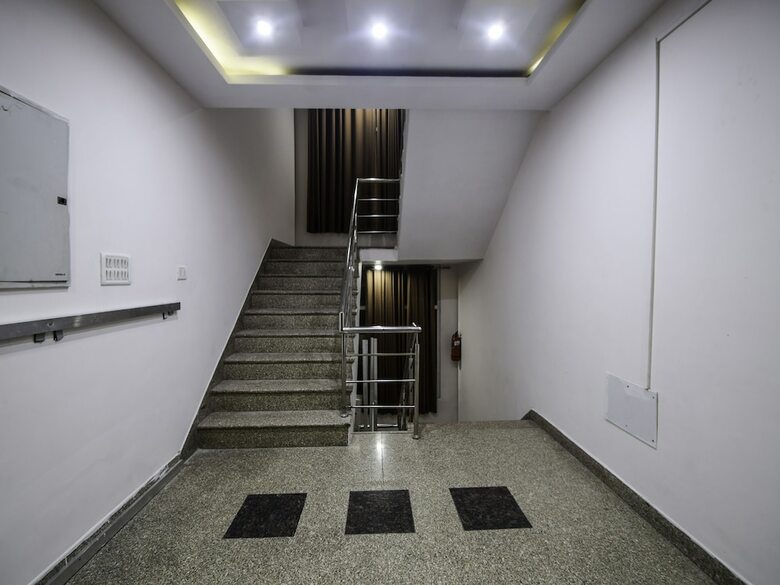 Hotel Oyo 24041 Silverkey Corp Residency