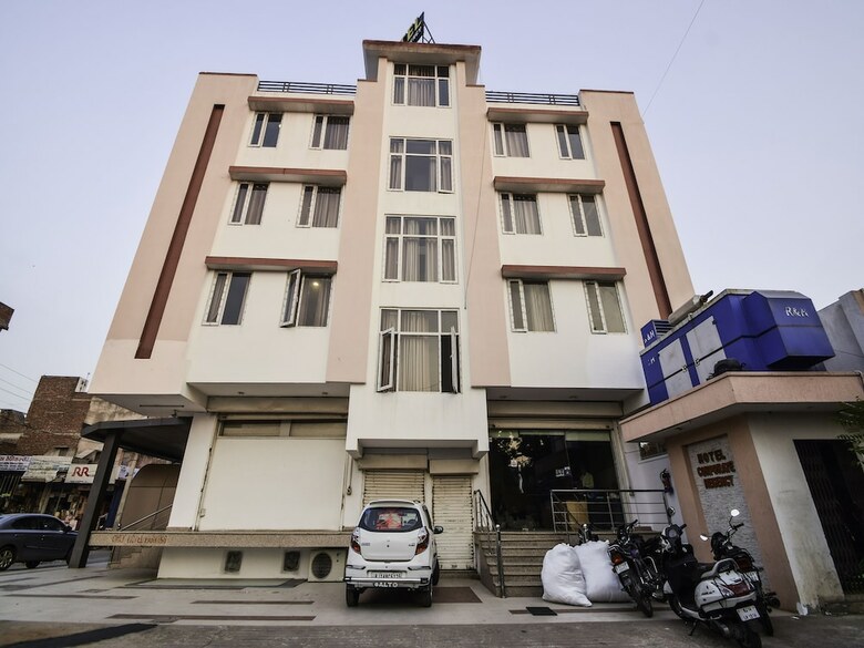 Hotel Oyo 24041 Silverkey Corp Residency