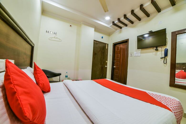 Hotel Oyo 24288 Surya Teja Residency
