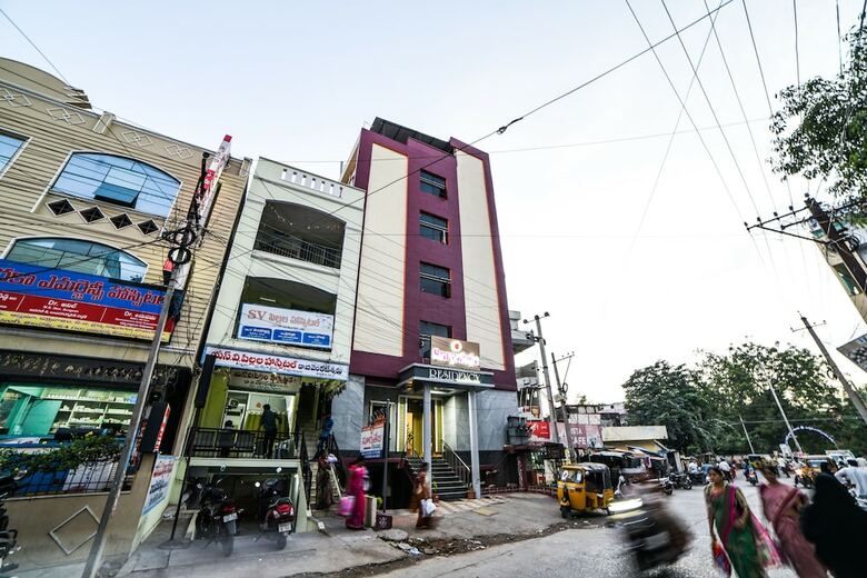 Hotel Oyo 24288 Surya Teja Residency