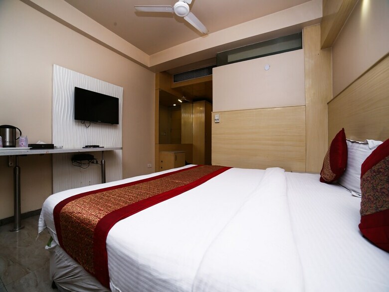 Hotel Oyo 26953 Krishna Plaza