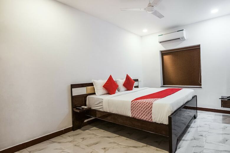 Oyo 27720 V Hotel Gachibowli
