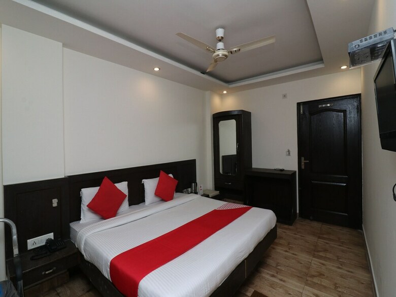 Oyo 27823 Hotel Sahib