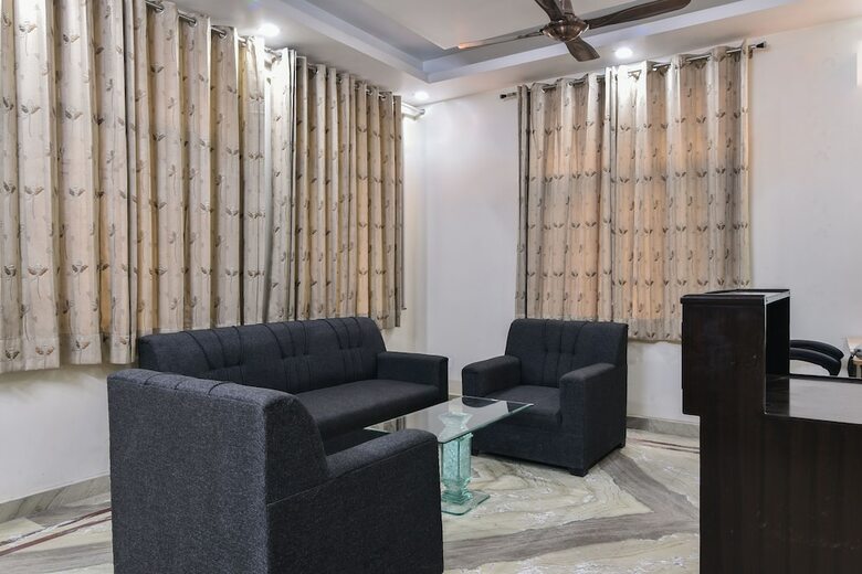 Hotel Oyo 23628 Greno House