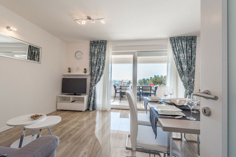 Apartments With Pool Villa Zora