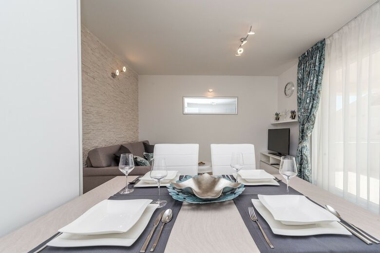 Apartments With Pool Villa Zora