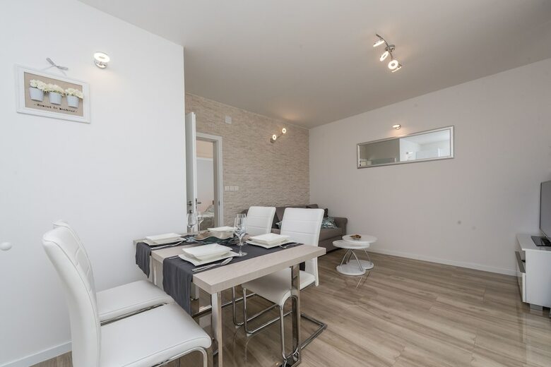 Apartments With Pool Villa Zora