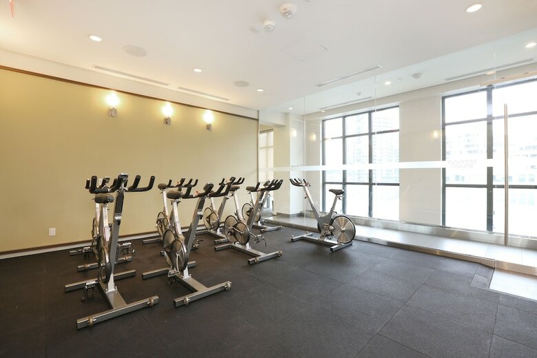 Simply Comfort. Modern Downtown Apartment