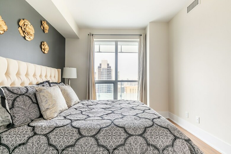 Simply Comfort. Modern Downtown Apartment