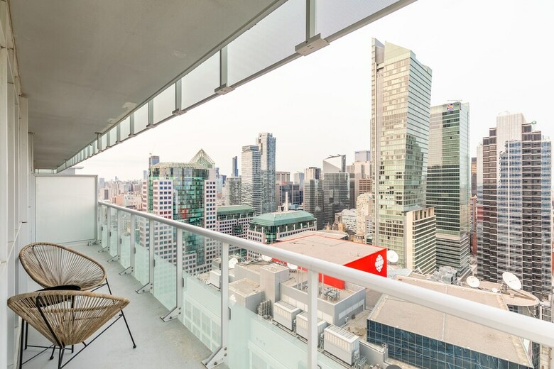 Simply Comfort. Modern Downtown Apartment