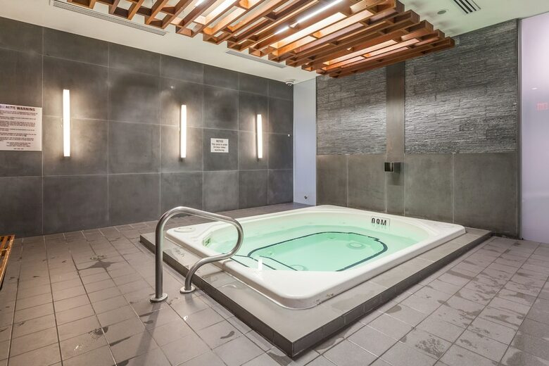 Simply Comfort. Modern Downtown Apartment