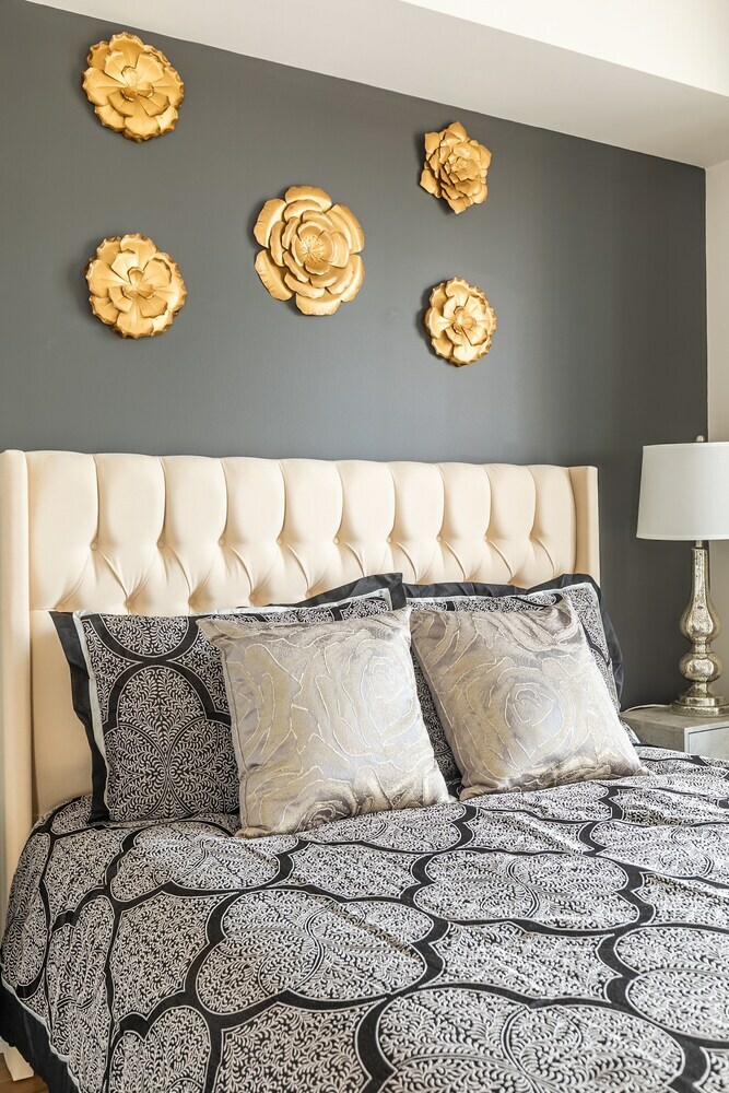 Simply Comfort. Modern Downtown Apartment