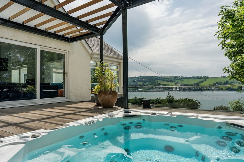 The Curlews - A Boutique Waterside Home