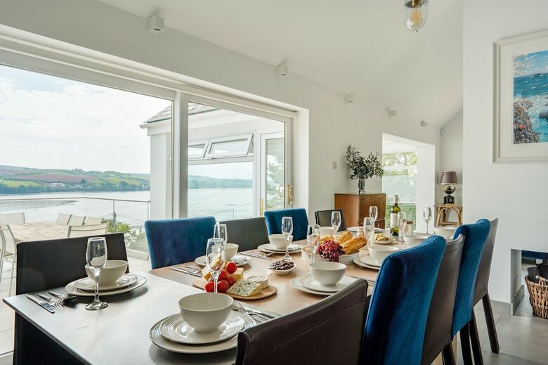 The Curlews - A Boutique Waterside Home
