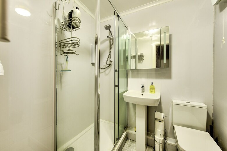 Stunning Studio Apartment Dean Village, Parking