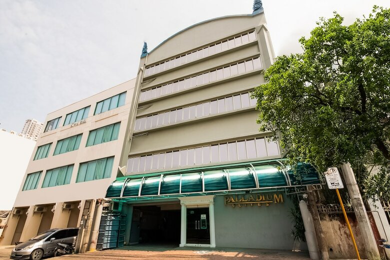 Oyo 227 Palladium Suites Hotel
