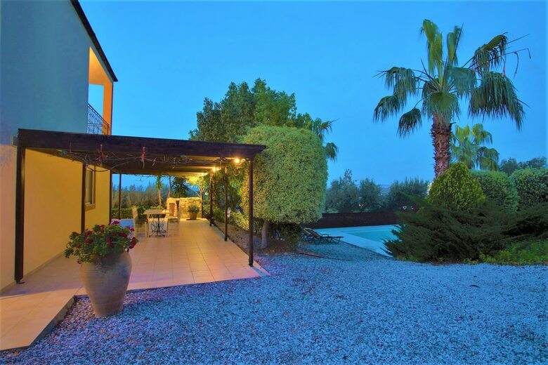 Discrete Villa Maroulas