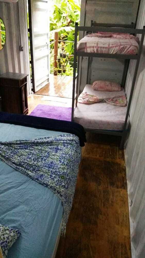 Hostal Dom Eco Hostel Containers