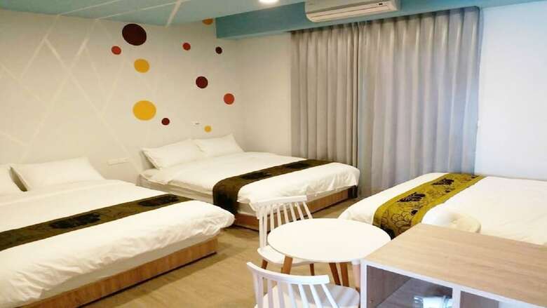 Hotel Happiness 1799