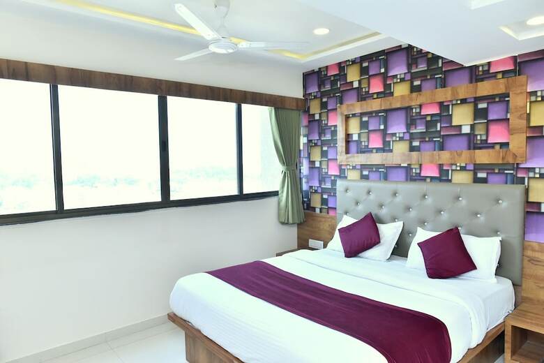 Hotel Royal King By Sky Stays