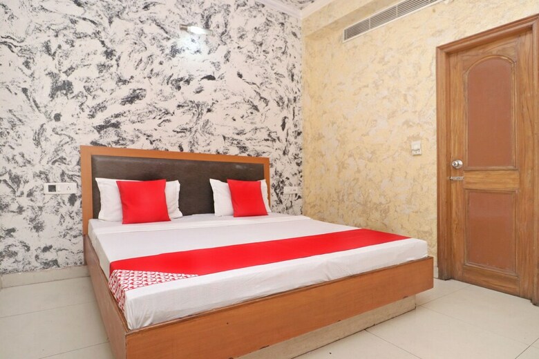 Oyo 27012 Hotel Sk Residency