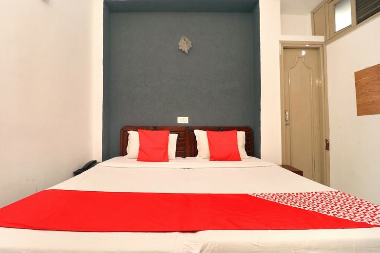 Oyo 16098 Hotel Amrit