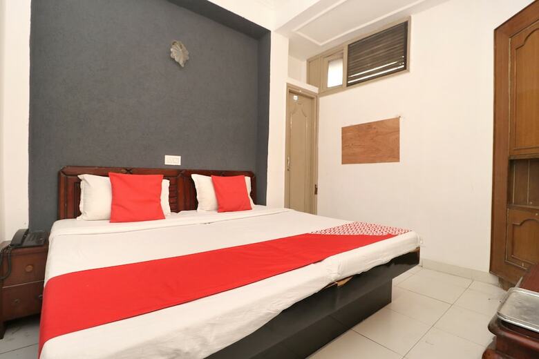 Oyo 16098 Hotel Amrit