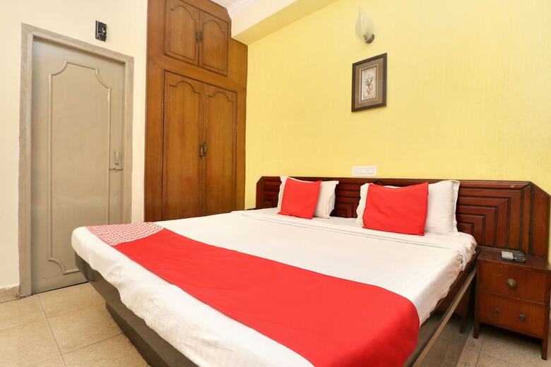 Oyo 16098 Hotel Amrit