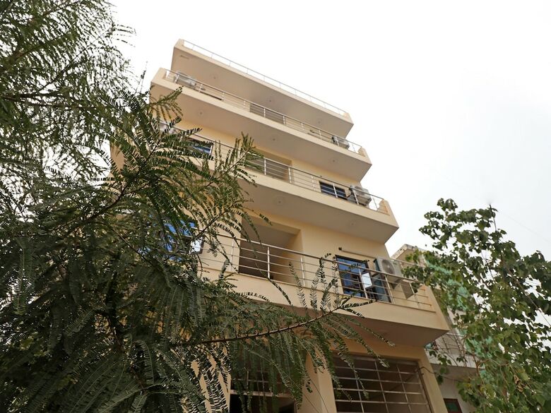 Hotel Oyo 22917 Cgr Residency