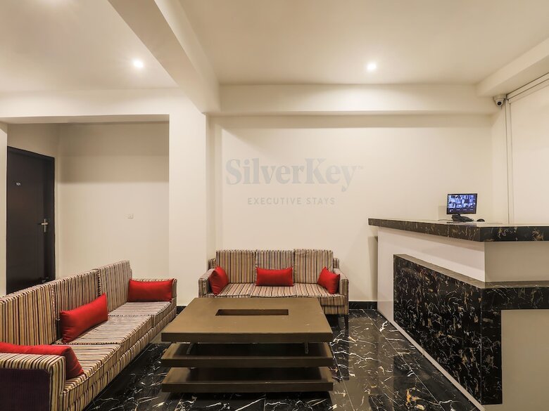 Hotel Oyo 24269 Silverkey Medanta Sec 38