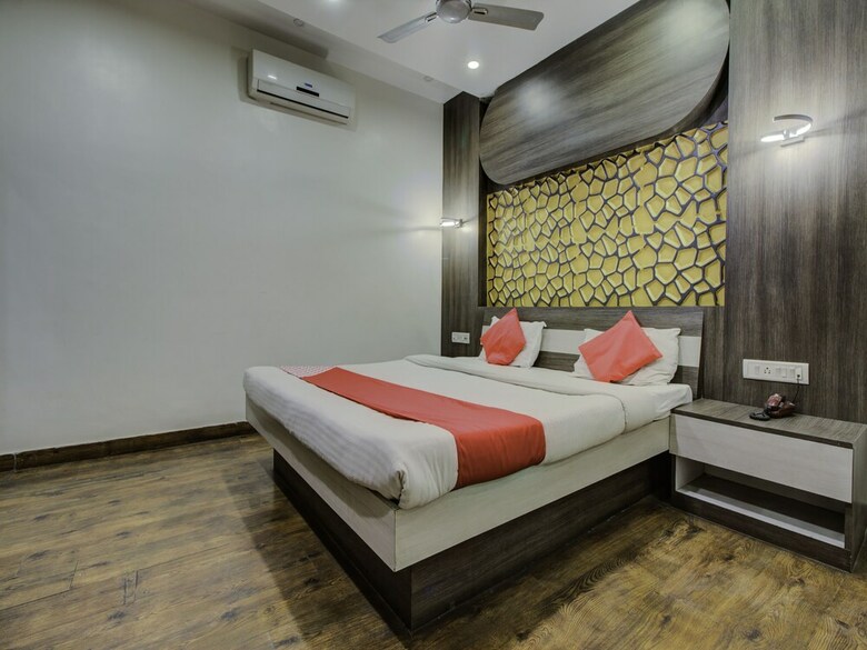 Oyo 22530 Savoy Hotel