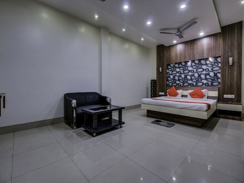 Oyo 22530 Savoy Hotel