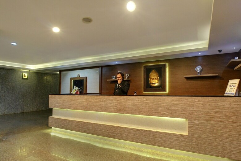 Hotel Oyo 22439 Ratna Forever