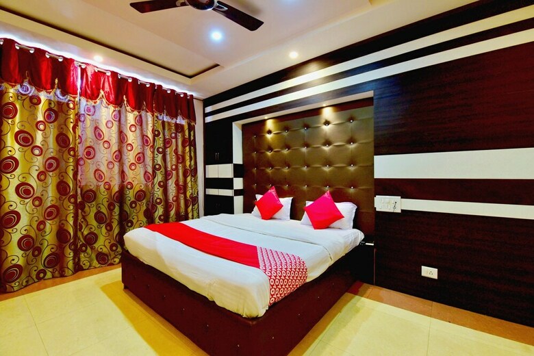 Oyo 26909 Hotel Paras