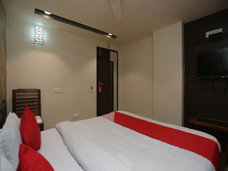 Oyo 27725 Hotel Crown Plaza