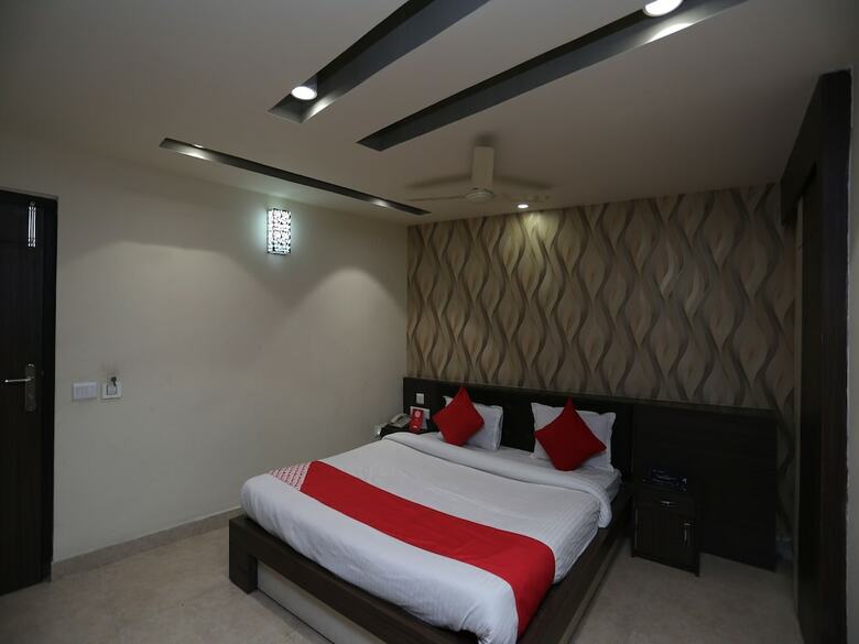 Oyo 27725 Hotel Crown Plaza