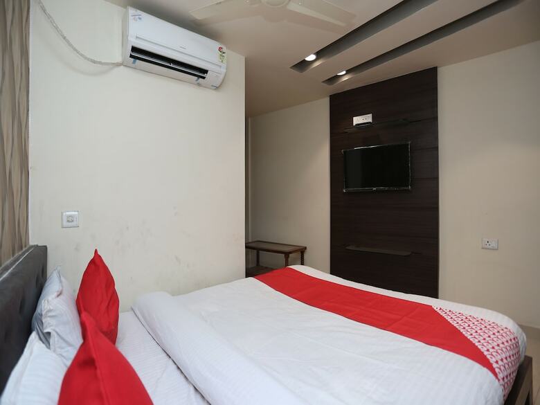 Oyo 27725 Hotel Crown Plaza