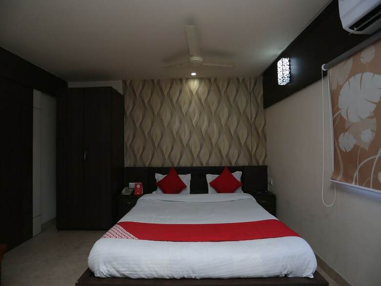 Oyo 27725 Hotel Crown Plaza