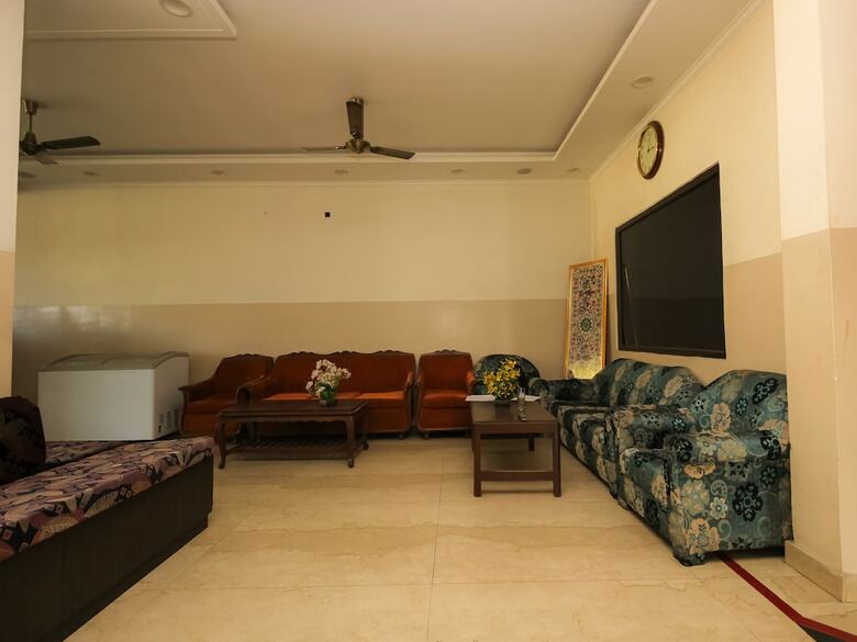 Oyo 26596 Hotel Ambika