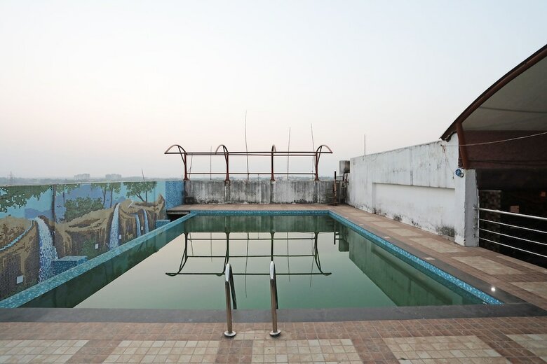 Oyo 24971 Hotel South City