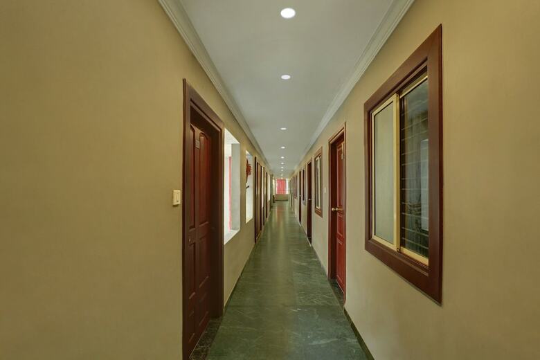 Hotel Oyo 26743 Emirates Regency