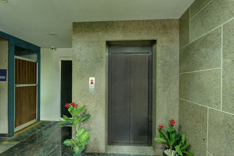 Hotel Oyo 26743 Emirates Regency