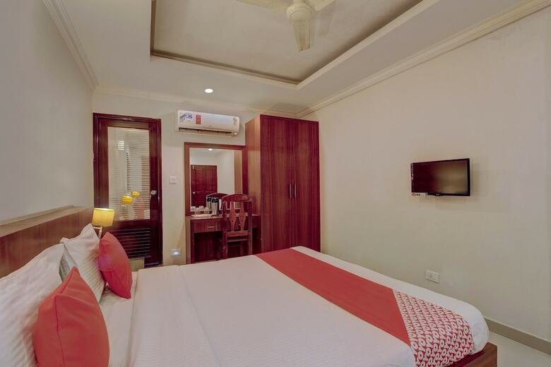 Hotel Oyo 26743 Emirates Regency