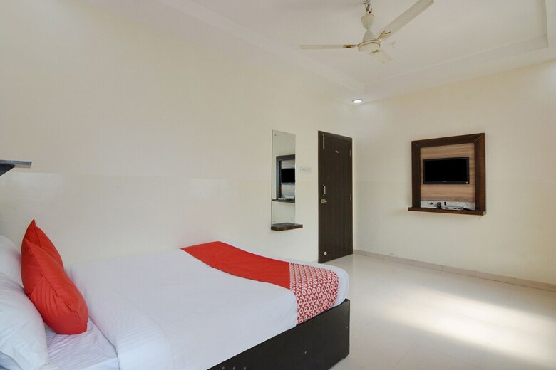 Oyo 23697 Hotel Krishna Palace