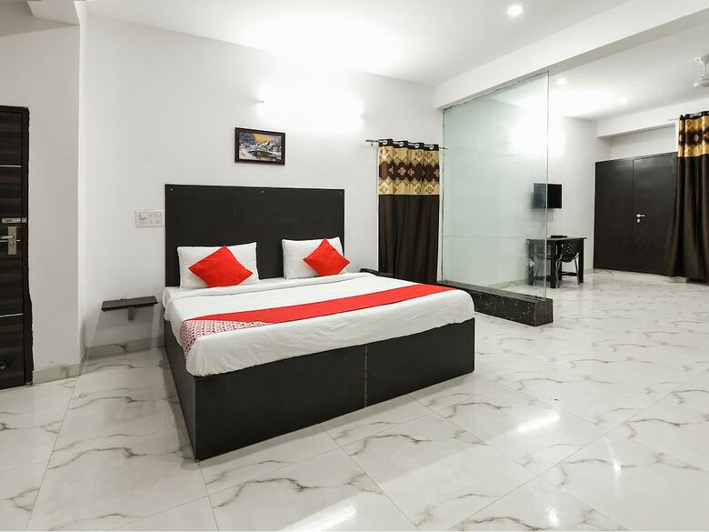 Hotel Oyo 13025 Petals Inn